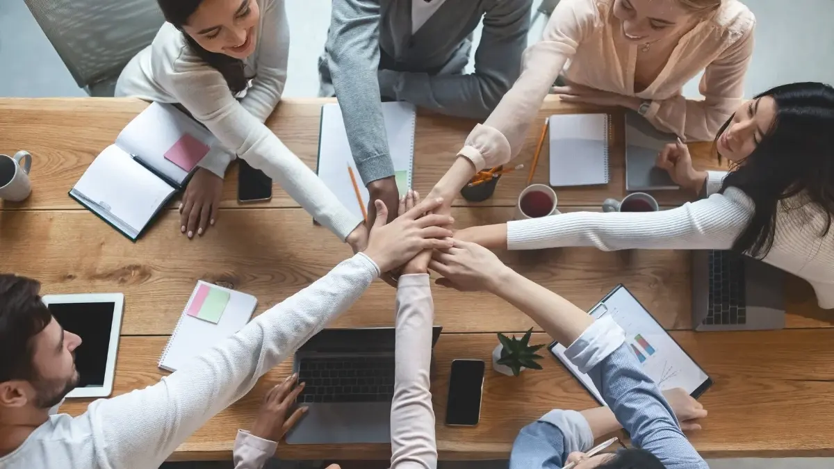 Corporate Culture to Wear: Wie Kleidung und Accessoires die interne Markenidentität stärken