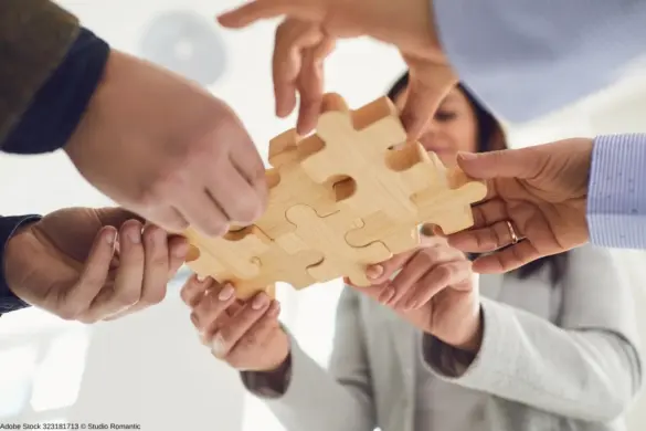 Offsite im Unternehmen mit Teamarbeit und gemeinsamer Lösung von Aufgaben